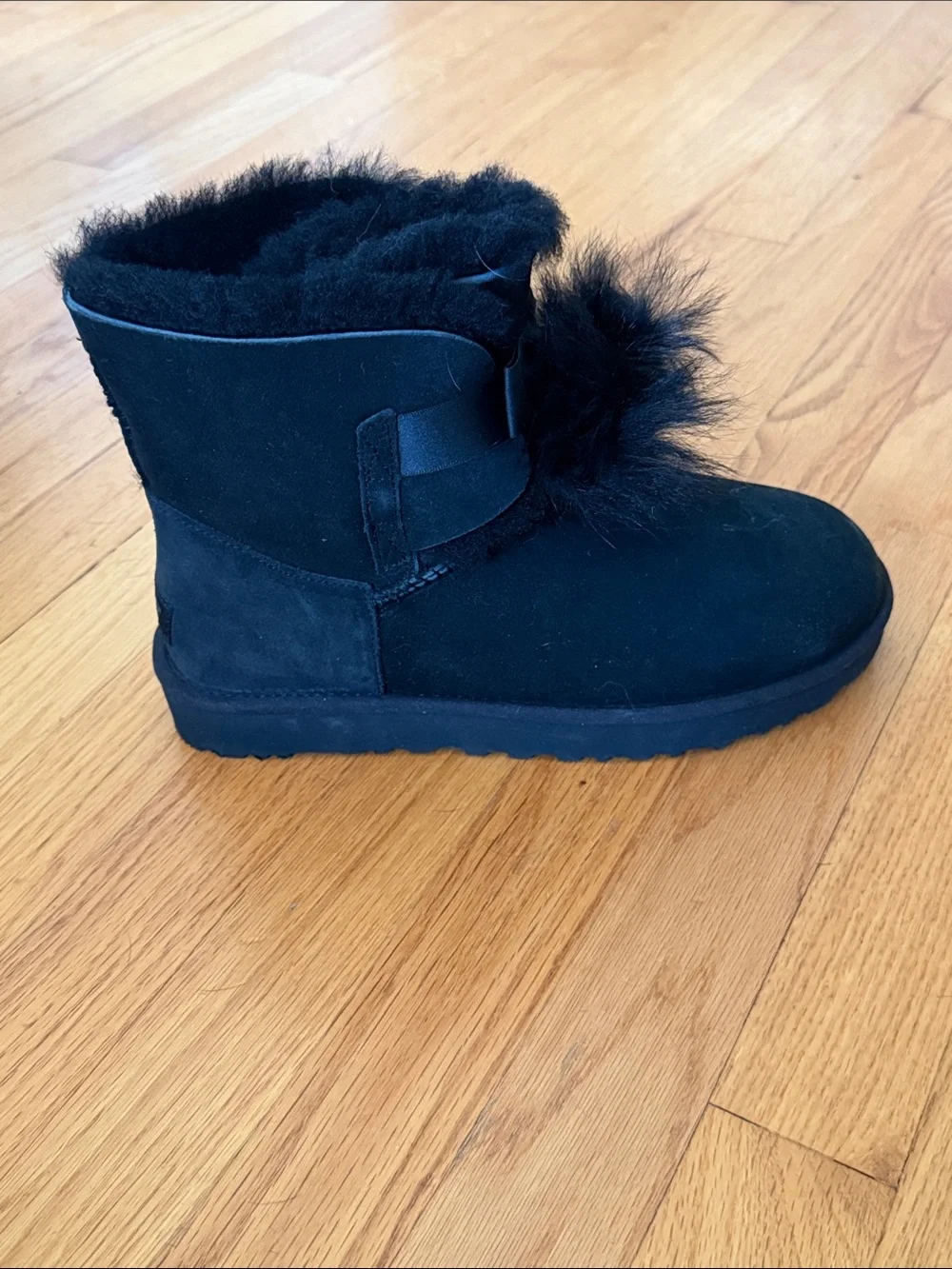NIB~Women’s Size 9 UGG Gita Pom Pom’s Black Ankle Suede Boot W/Black Bow Accent